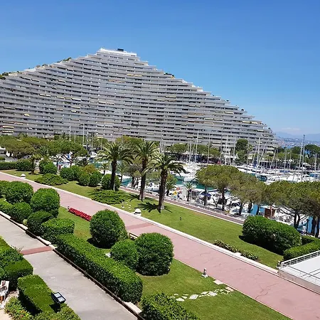 Apartment At Commodoro